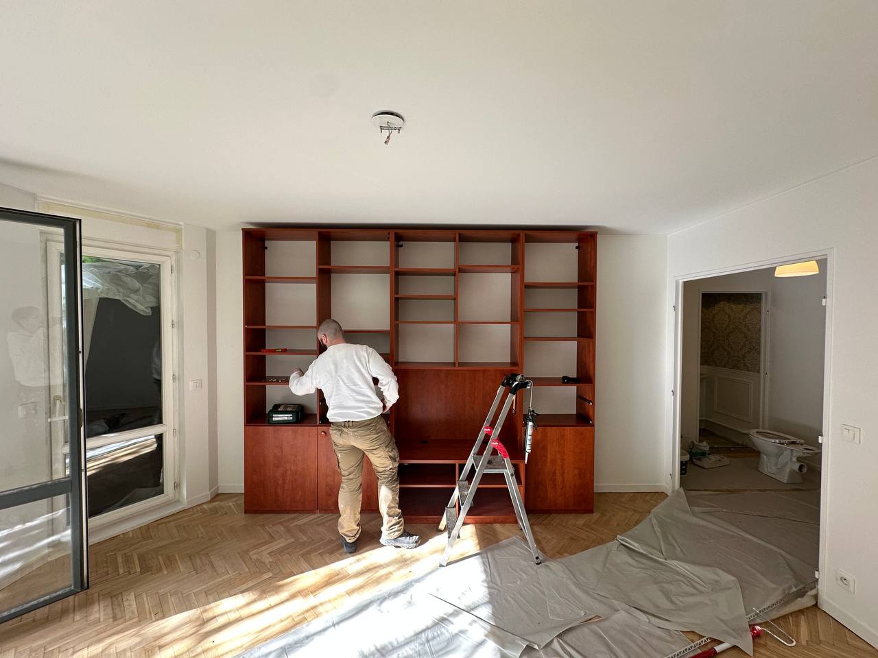 Chantier protégé : meubles et sols bâchés avant peinture